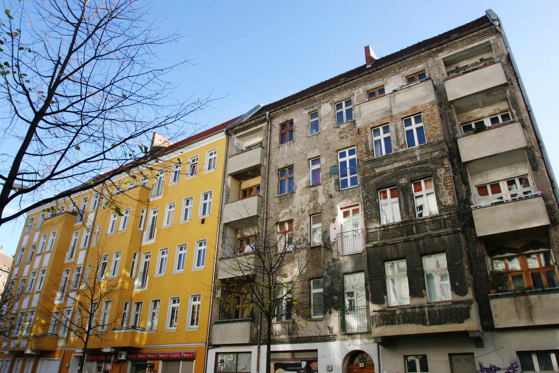 Rissige Altbaufassade während der professionellen Fassadensanierung und Untergrundvorbereitung