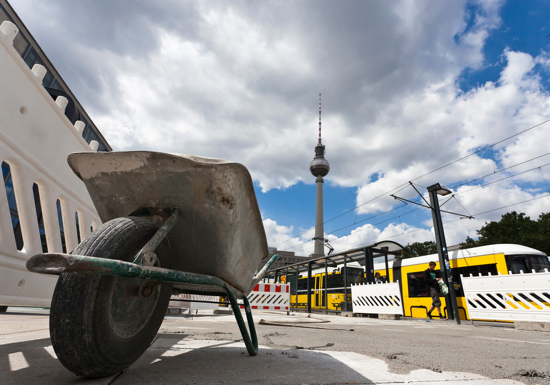 Handwerker bei Sanierungsarbeiten auf einer Baustelle in Berlin als Symbolbild für aktuelle Stellenangebote