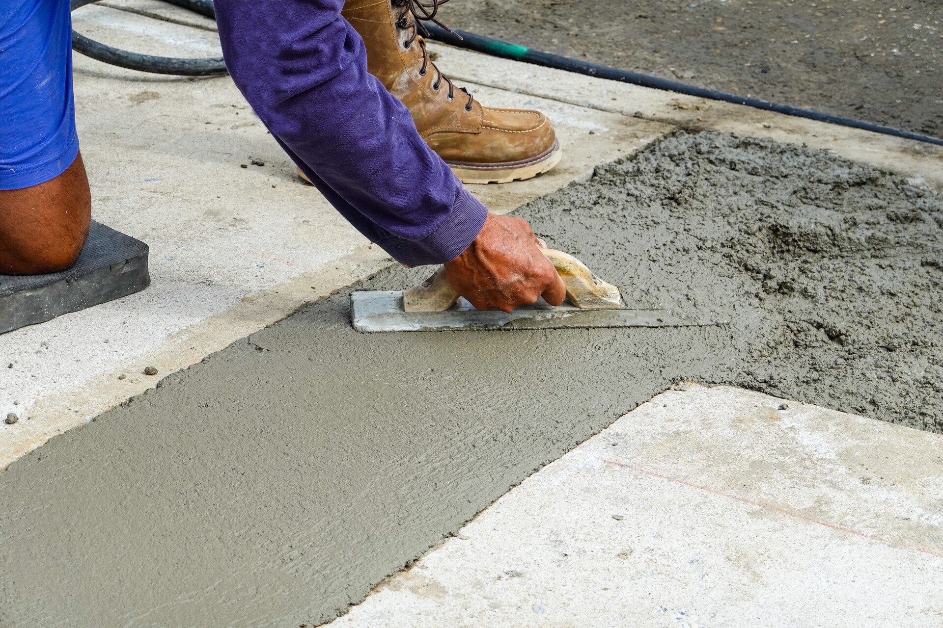 Freigelegte Bewehrung und sanierungsbedürftige Betonbauteile an einem Altbau
